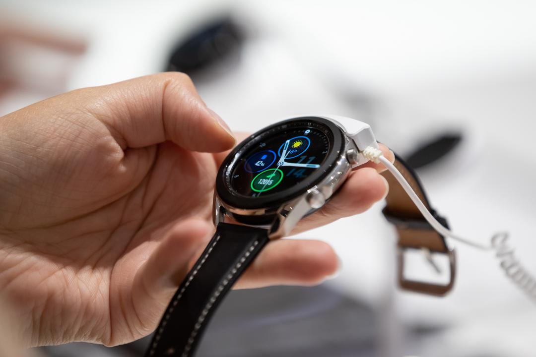 三星Galaxy Watch 5將不會有經典轉盤設計。(圖/美聯社)