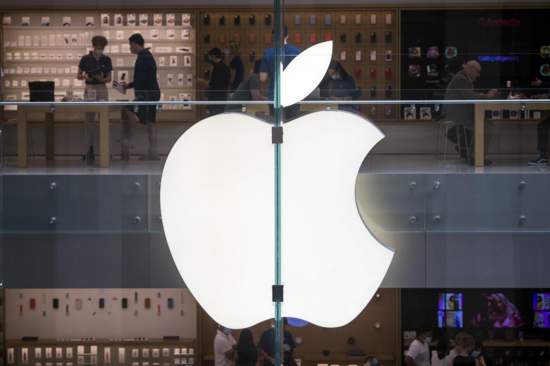 近日更多消息指出,蘋果高層最後決定iPhone 14系列不漲價。(圖/彭博社)