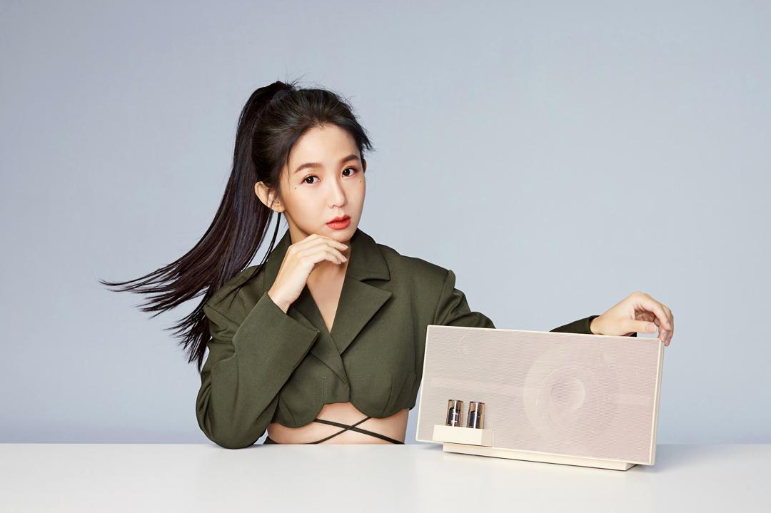 OMIX下熱銷款的「VAC-MX雙真空管重低音喇叭」，由郭書瑤搭配的「奶茶色」限定款，將於8月底開啟預購，9月20日上市。