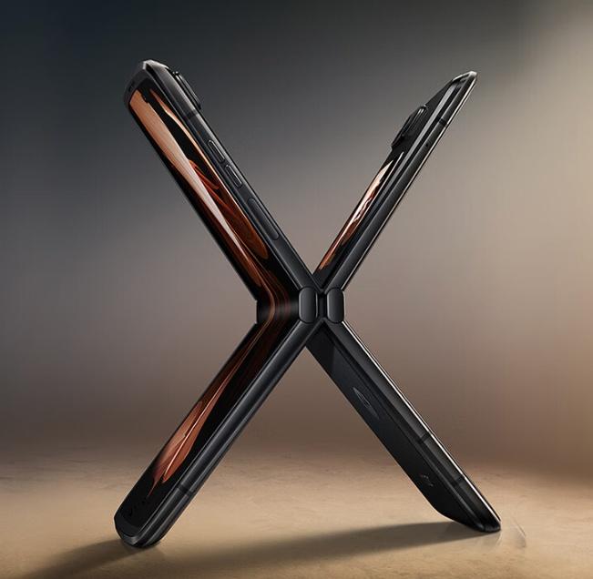 Motorola推出新摺疊手機razr 2022。(圖/官網)