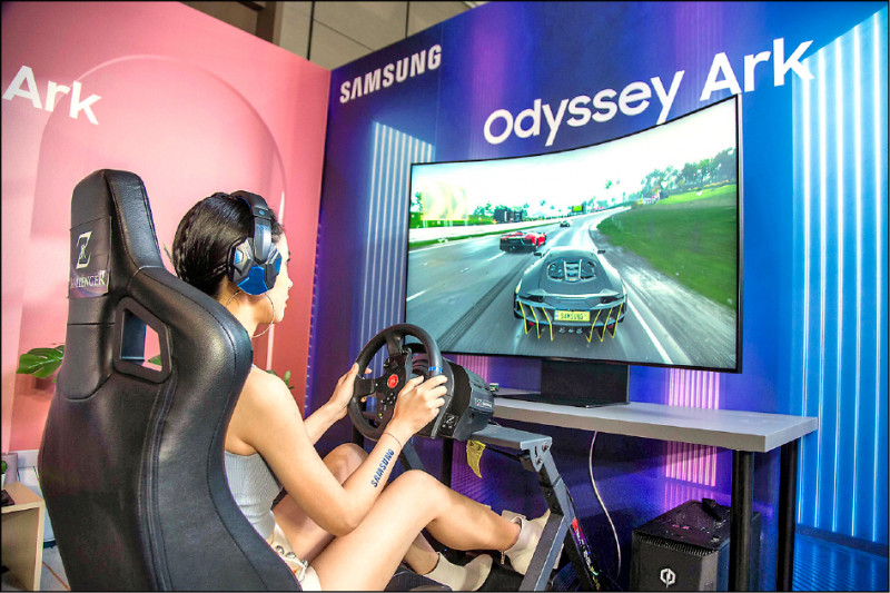 三星Odyssey Ark,售價99,900元,8月22日至9月30日購買,登錄送Sony PS5光碟版,並可參加週週抽三星S22手機。