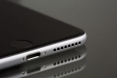 iPhone 接孔換「USB C」重要嗎?果粉意外戰成一片 iPhone 接孔換「USB C」重要嗎?果粉意外戰成一片