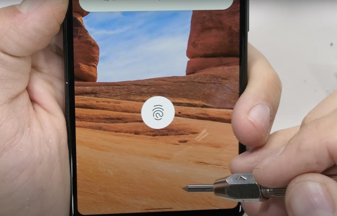 Google Pixel 6a的指紋辨識區域,用刀片刮過後,依舊能正常運作。(圖/YouTube)