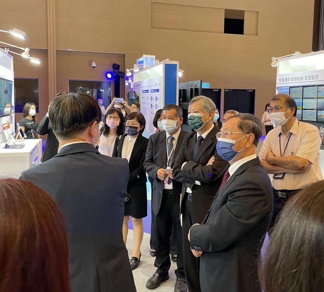 「2022智慧港灣全球論壇」於高雄展覽館登場,為期兩天。圖為臺灣港務公司董事長李賢義(右三)、高雄分公司總經理王錦榮(右四)參觀遠傳展位。(圖遠傳提供)