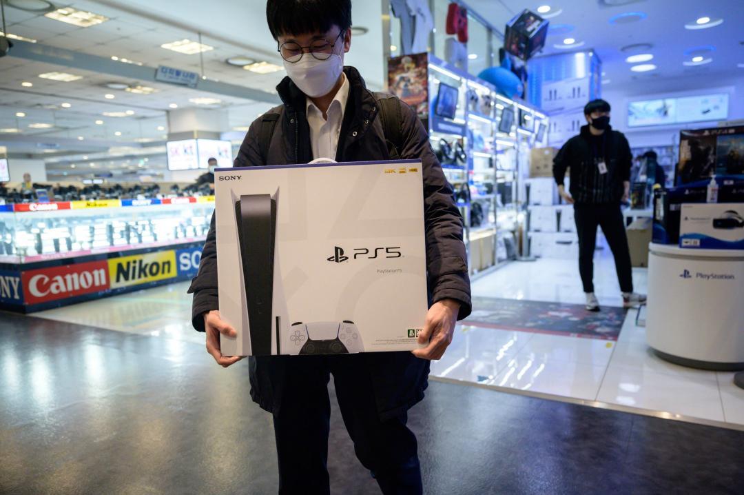 Sony PS5上市二年依舊呈現缺貨。(圖/路透社)