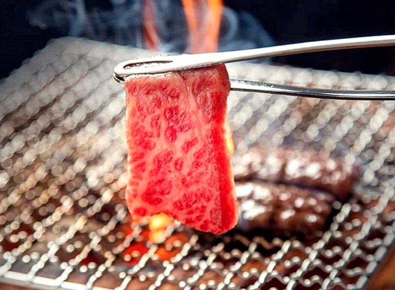 在室內烤肉要保持通風,避免讓食材在燒烤過程中產生過多油煙。(初樂燒肉店提供)