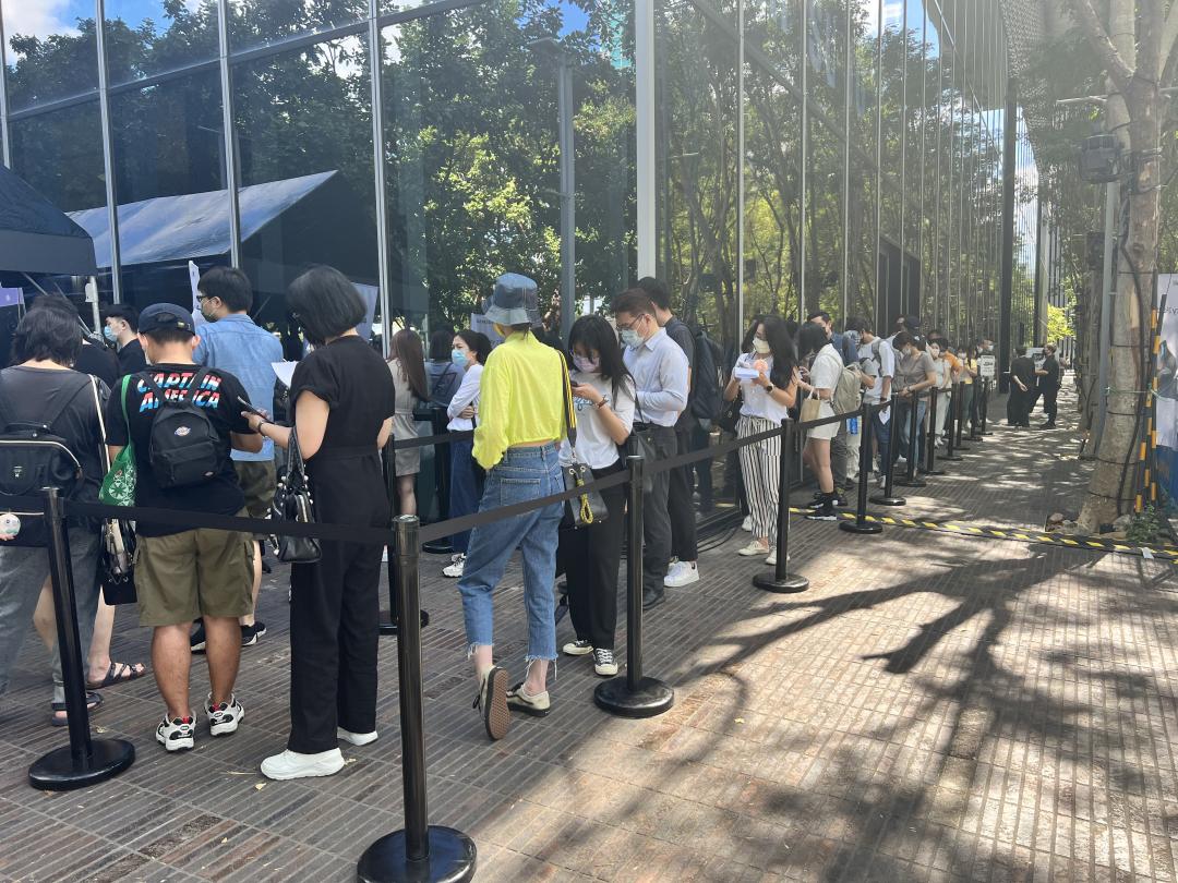 不少民眾搶第一時間排隊取貨。
（記者吳佩樺攝）