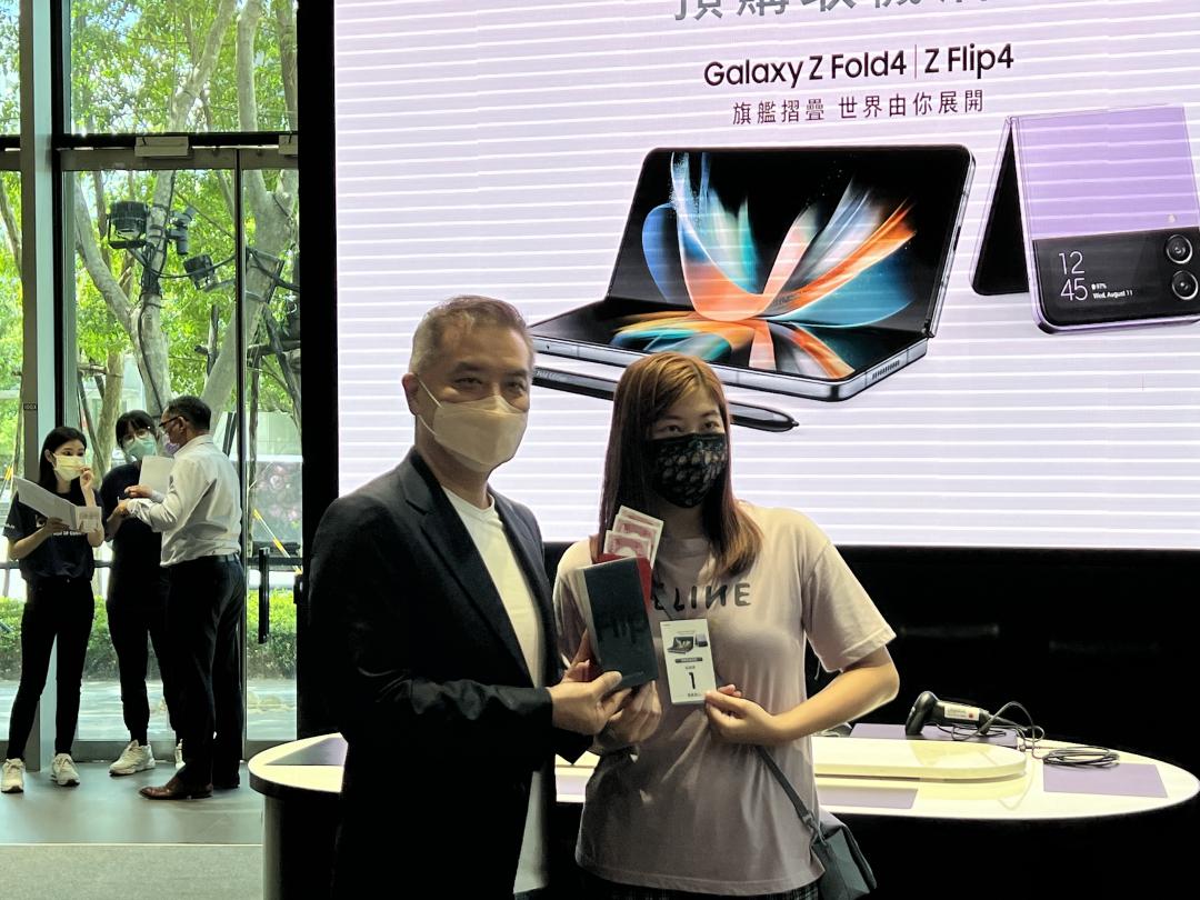 徐小姐是資深「星粉」，搶得取貨頭香。（記者吳佩樺攝）