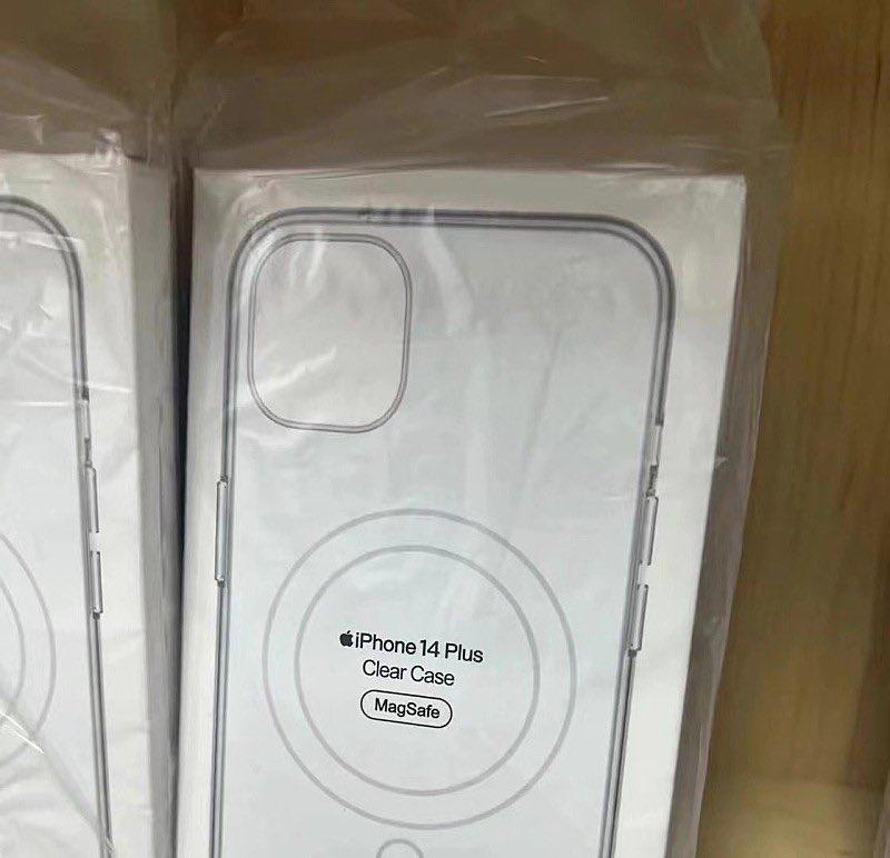 配件包裝洩露iPhone 14 Plus新命名。(圖/Twitter)