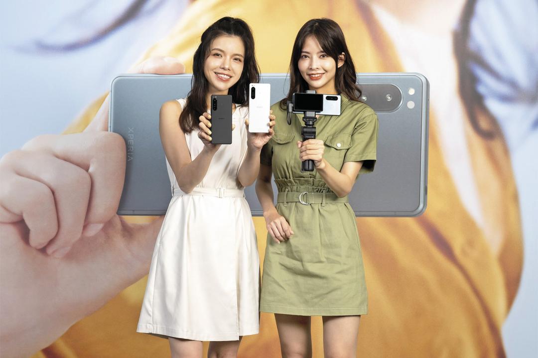 Sony Xperia 5 IV搭載高通S8 Gen 1晶片,8GB RAM搭配256GB容量,支援台灣完整5G頻段且具備n78載波聚合技術。預計9月下旬於台灣上市,售價未定。