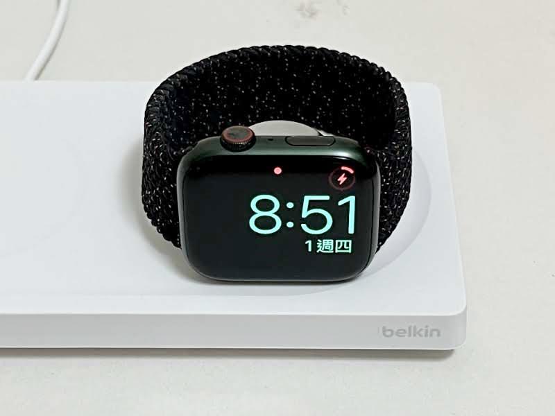 最右側的Apple Watch 磁吸充電區域，可支援Apple Watch 7 快速充電。磁吸充電盤採用靈活可調式設計，可從後方底座抬升，讓手錶邊顯示時間邊充電
。（圖／記者劉惠琴攝）