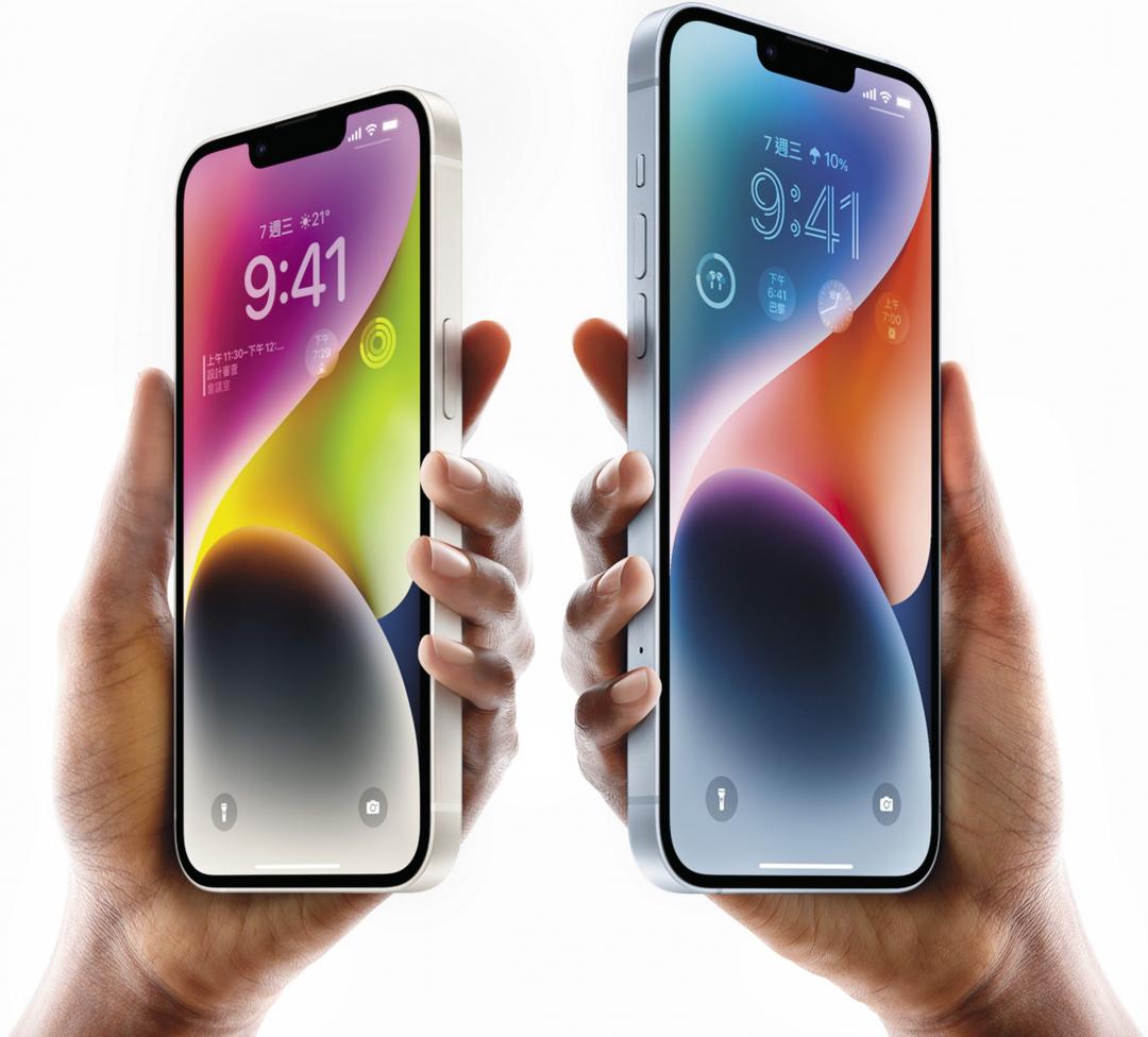 對於重視高性價比的手機族來說,今年多了一個相對較親民的6.7吋iPhone 14 Plus(右)的機型選項,兼具大螢幕與長效電池續航力的優勢,被視為是今年最熱銷搶手的換機首選。