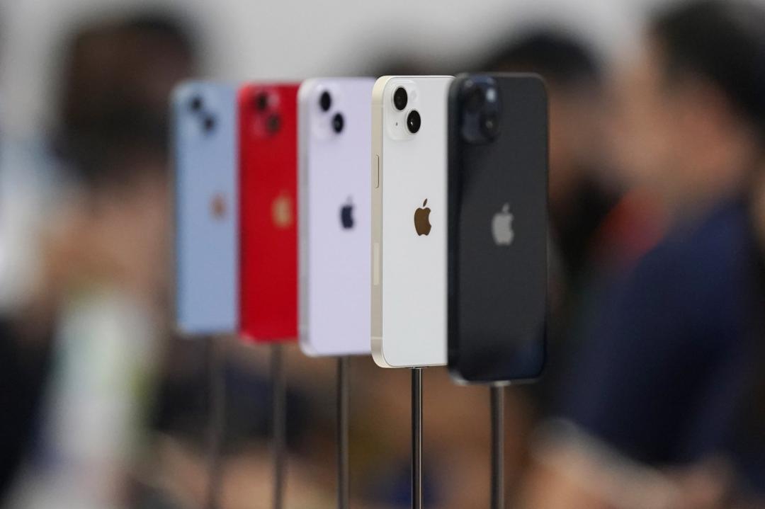 搭載A15晶片的雙鏡頭劉海iPhone 14、iPhone 14 Plus，提供淺紫、淺藍、黑、白與紅五種顏色。（圖／美聯社）