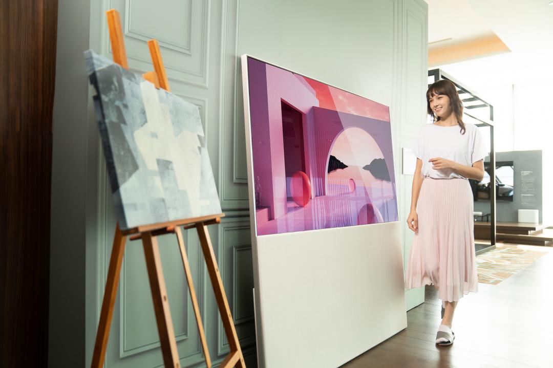 LG OLED Objet Collection系列,機身搭配丹麥紡織Kvadrat高訂布料合作,變身滑蓋電視。 (LG提供)