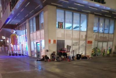 iPhone 14明開賣!已有果粉露宿街頭排隊 網看呆:真信仰 iPhone 14明開賣!已有果粉露宿街頭排隊 網看呆:真信仰