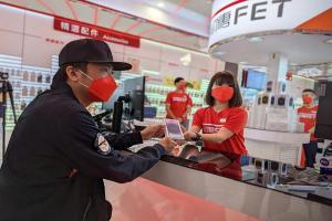 iPhone 14 首賣電信三創拚場！遠傳20年老客戶搶頭香排22小時現賺逾2萬