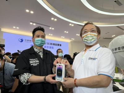 iPhone 14今開賣!中華電信果粉排62小時搶機 打18人團體戰 iPhone 14今開賣!中華電信果粉排62小時搶機 打18人團體戰