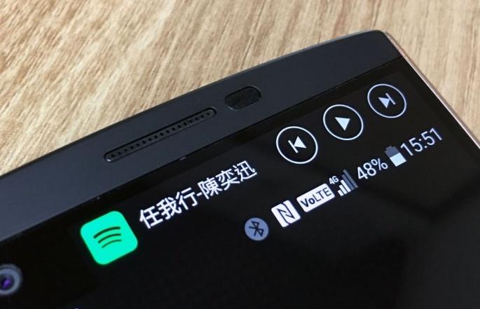 LG V10採雙螢幕設計。(圖/翻攝網路)