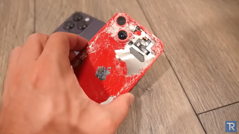 國外YouTuber於10層樓高度，實測iPhone 13與iPhone 14 Pro 機身摔落性能。（圖／翻攝TechRax YT）