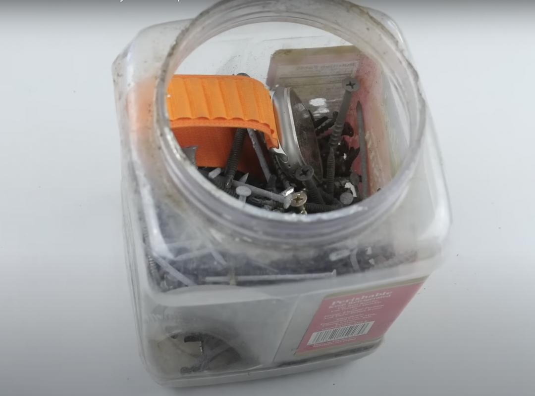 Apple Watch Ultra跟螺絲釘放在一起測試。(圖/翻攝YT)