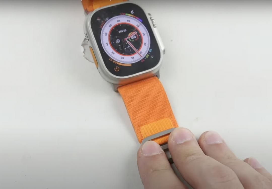 Apple Watch Ultra用鐵鎚敲擊,結果桌子先裂開。(圖/翻攝YT)