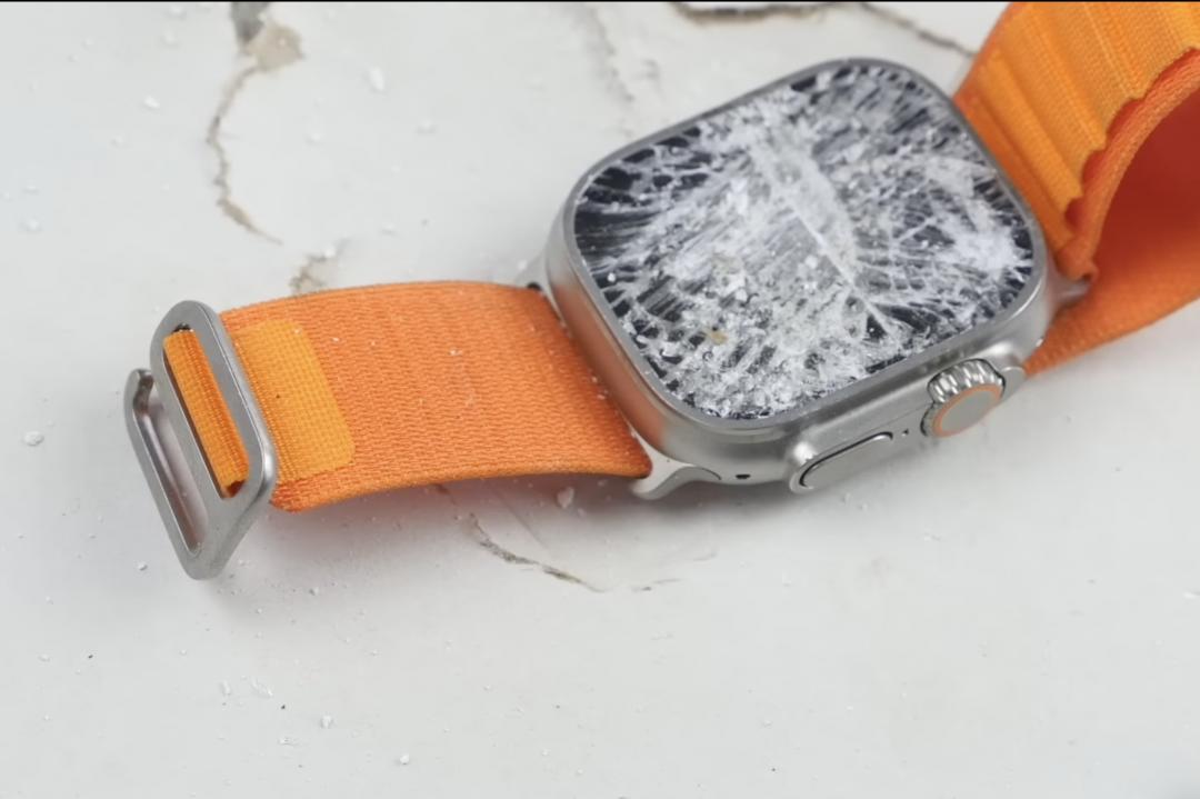 用鐵鎚敲了10多下,Apple Watch Ultra才裂開。(圖/翻攝YT)