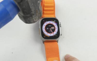 蘋果Apple Watch Ultra鐵鎚猛敲實測!結果桌子先GG了 蘋果Apple Watch Ultra鐵鎚猛敲實測!結果桌子先GG了