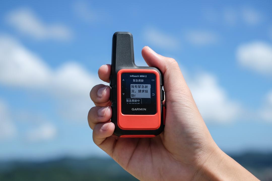 Garmin inReach Mini 2衛星追蹤通訊裝置，即日起於中華電信網路門市獨家販售，提供全球銥衛星無死角通訊、雙向文字傳輸與全年無休SOS緊急求助 。空機售價為12,990元。（圖Garmin提供）
