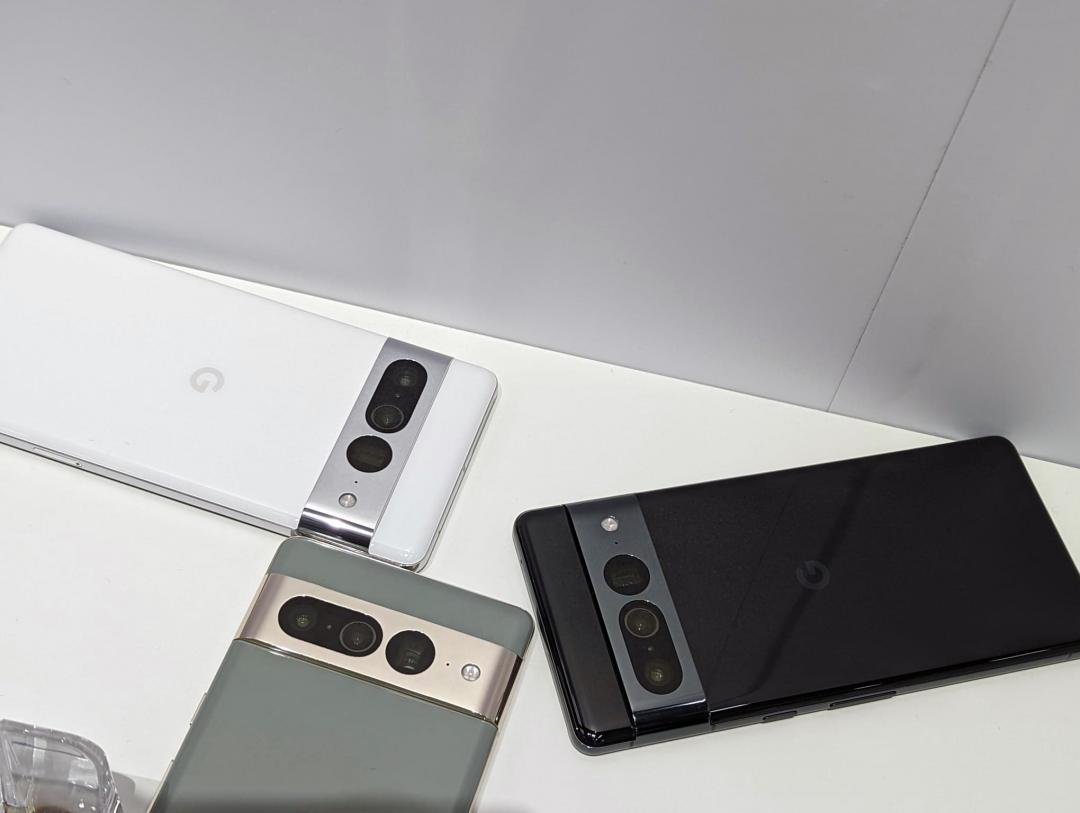 6.7吋Pixel 7 Pro,有黑、白與霧灰三色。相機外框為亮面鋁合金材質。(圖/記者劉惠琴攝)