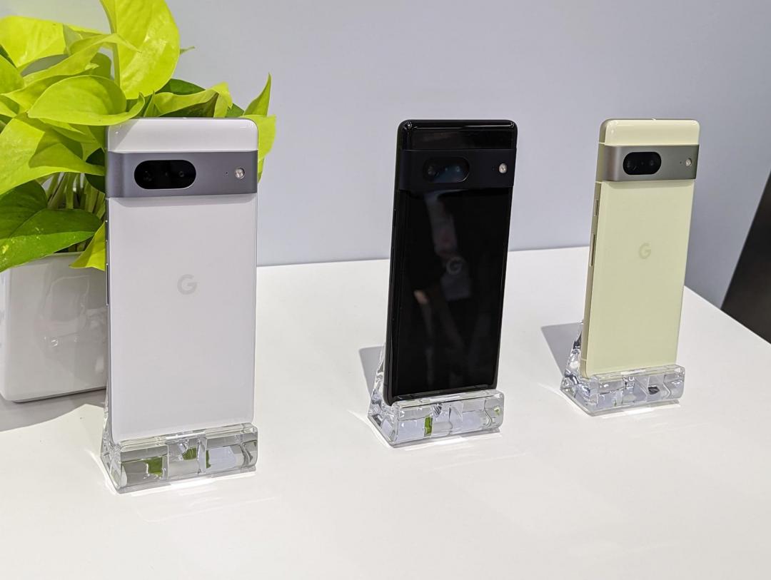 6.3吋Pixel 7,有黑、白與香茅綠色三色。相機外框為霧面鋁合金材質。(圖/記者劉惠琴攝)