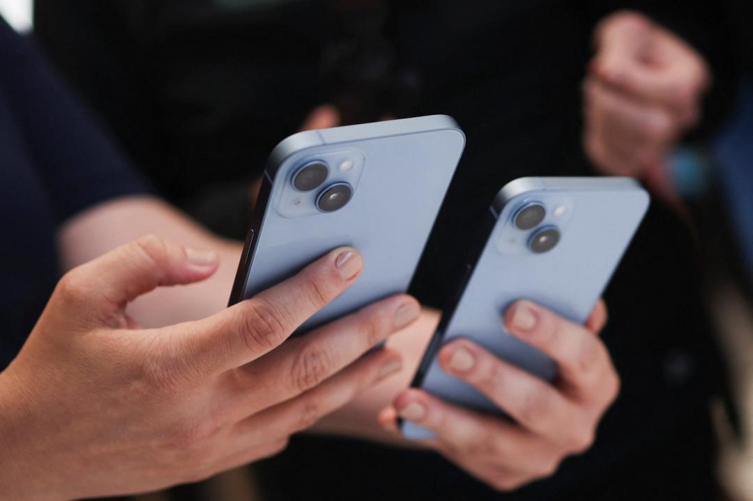 圖左為iPhone 14 Plus;圖右為iPhone 14。(圖/路透)