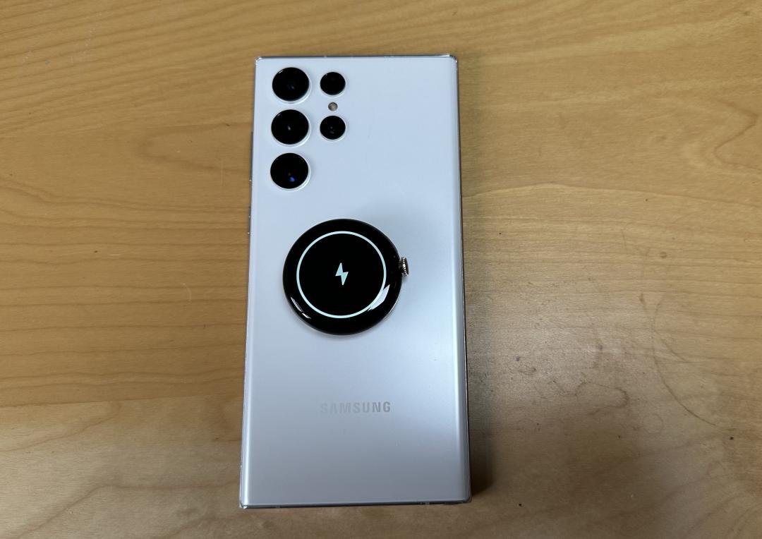 自由3C科技頻道記者實測,發現Google Pixel Watch的無線充電功能雖然會被觸發,但實際上沒有在運作。(圖/記者吳佩樺)