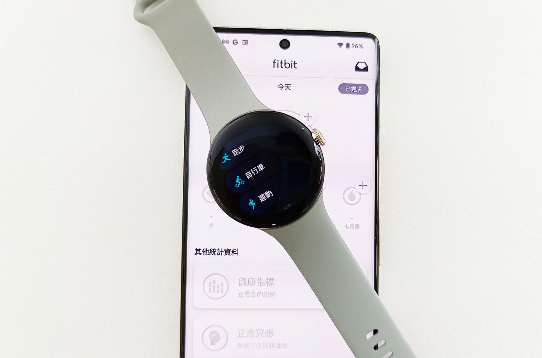 Google Pixel Watch結合Fitbit App。(圖/記者吳佩樺攝)