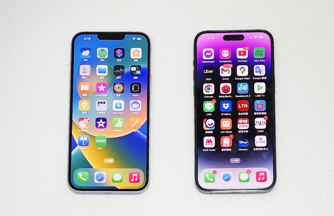 iPhone 14 Plus(左)跟iPhone 14 Pro Max(右)都為6.7吋螢幕。(圖／記者吳佩樺攝)