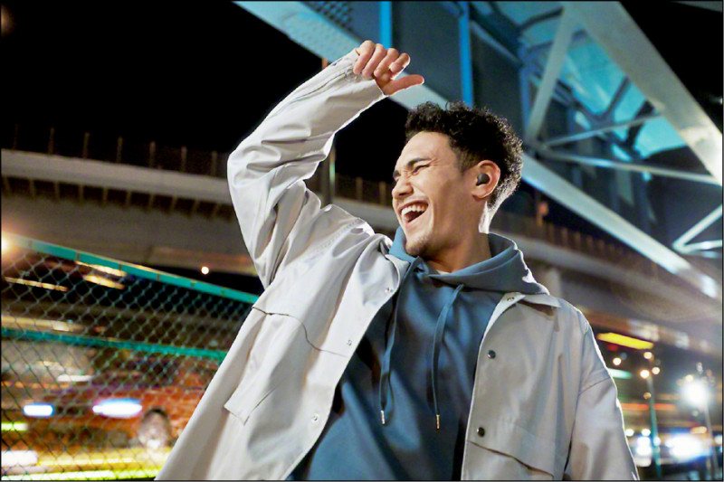 除了最新的地球藍版本，WF-LS900N原先已有黑、白、淡褐三色，建議售價5,590元，即日起至12月4日優惠價4,990元。