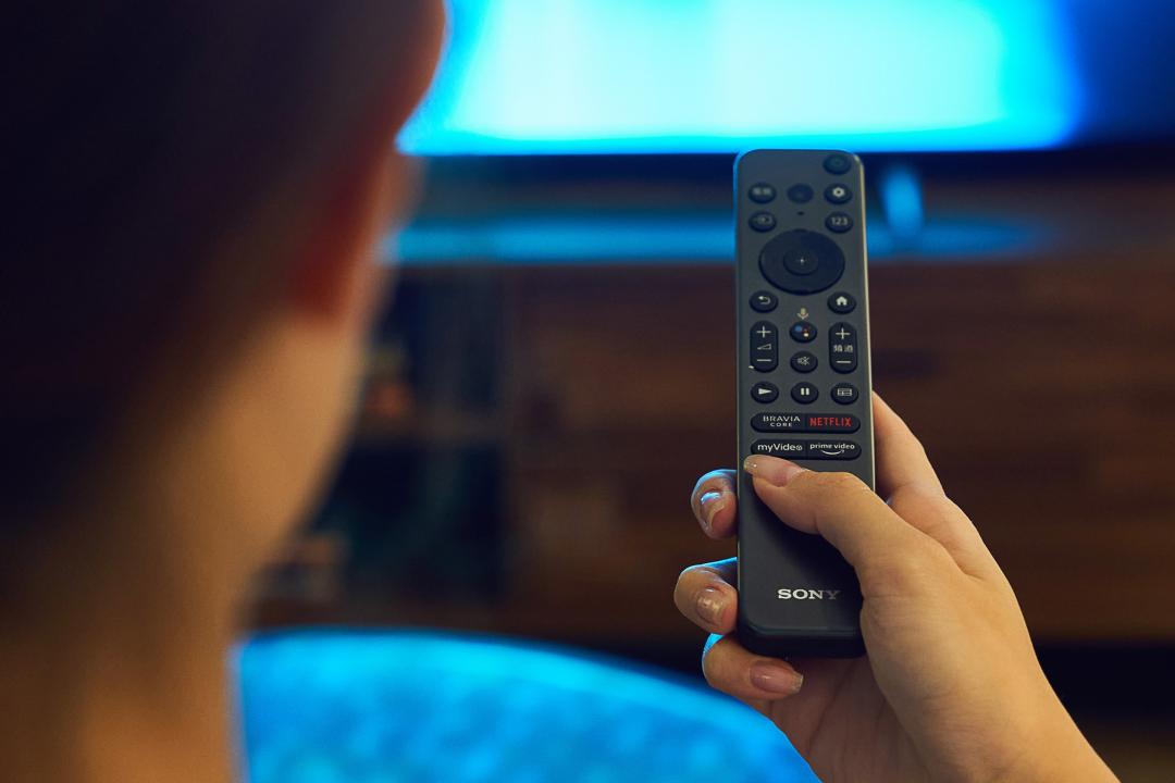 現今智慧電視的遙控器也都整合了智慧功能操作。圖為Sony XR系列。