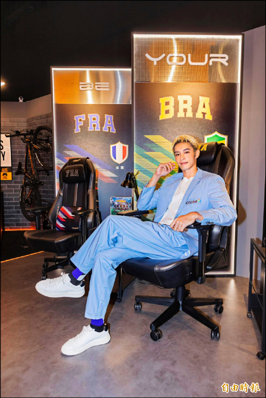 曹佑寧出席OSIM電競按摩概念館開幕，看中OSIM電競天王椅系列巴西款。（記者吳佩樺攝）