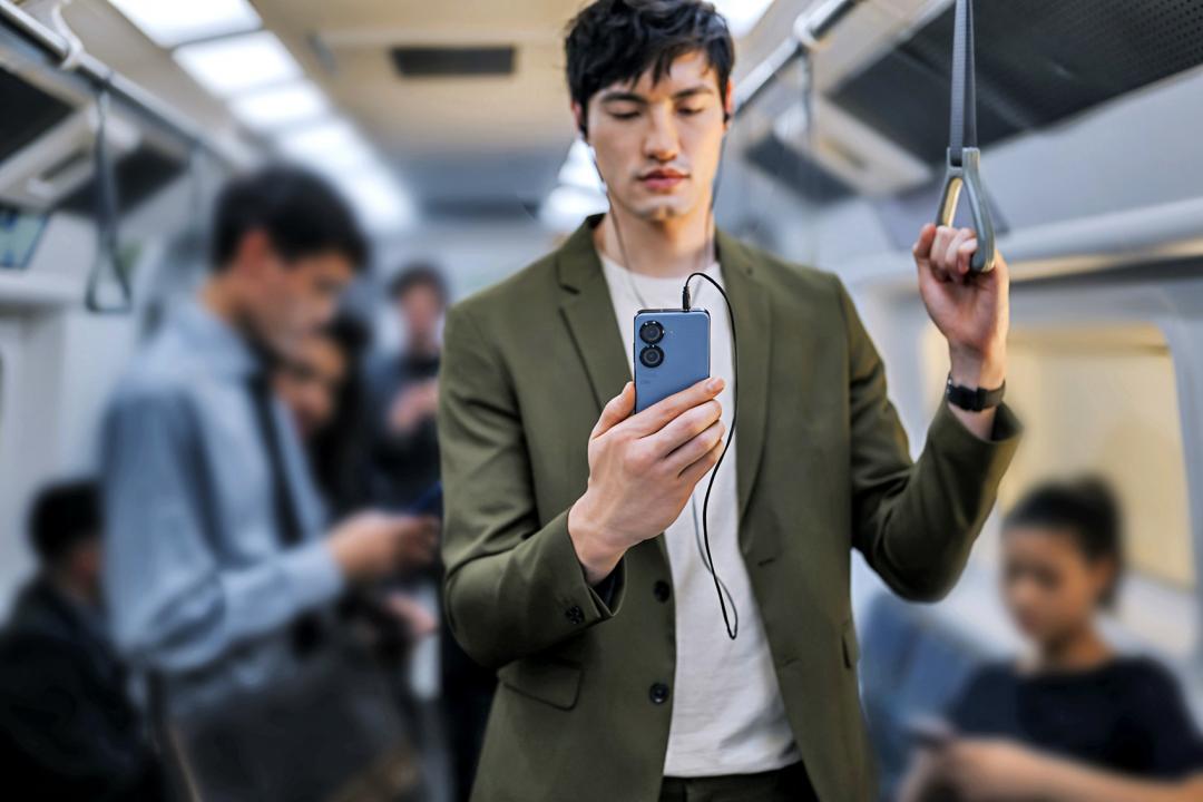 華碩Zenfone 9支援最高30W快充，並附贈專屬Type-C充電器和充電線，對消費者來說是相對友善的標配。