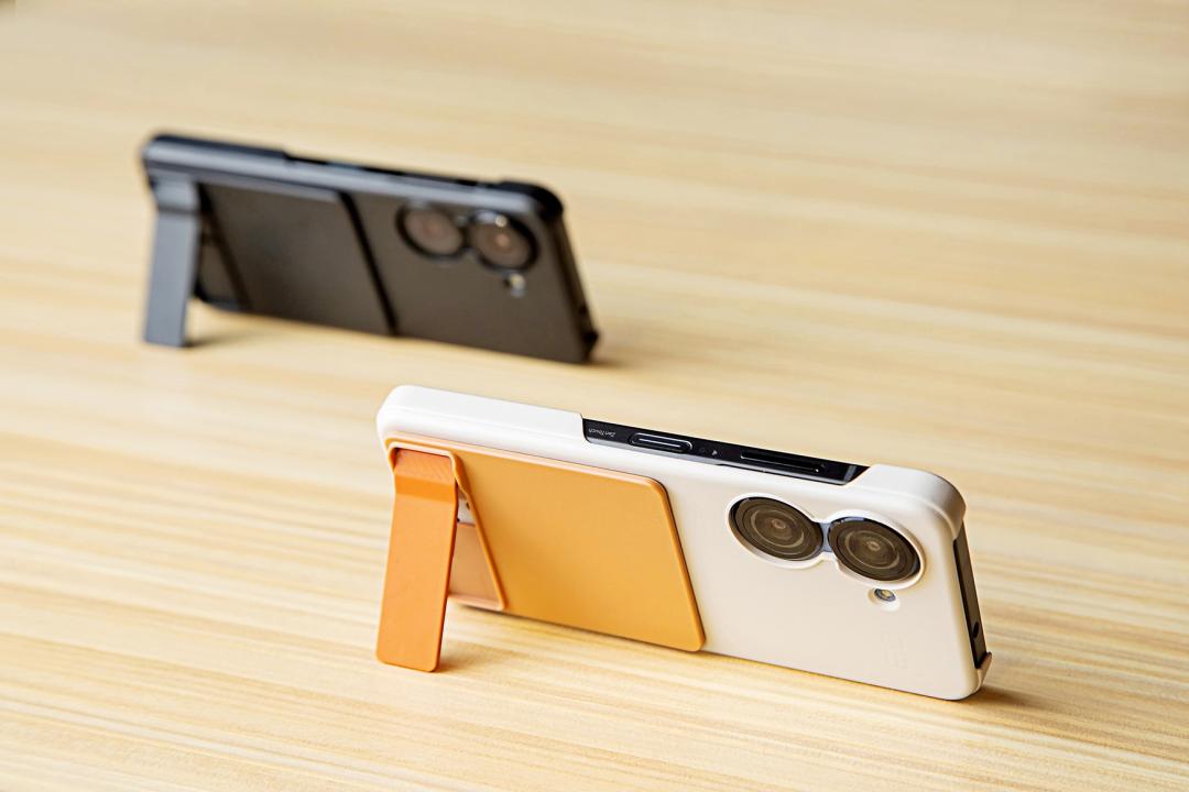 華碩Zenfone 9同步推出多功能手機殼搭配感應式支架，打開支架即可自動開啟串流媒體。