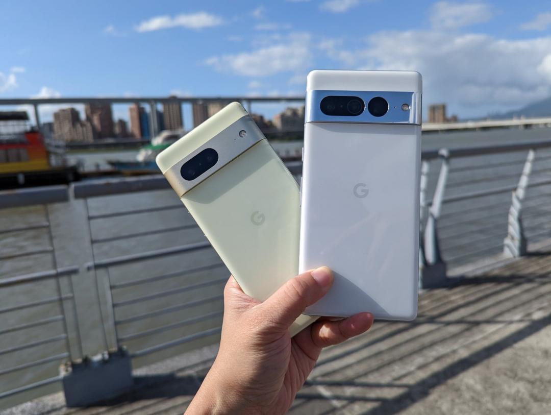 圖左為6.3吋雙鏡頭Pixel 7,相機外框採用霧面處理的鋁合金;圖右為6.7吋三鏡頭Pixel 7 Pro,相機外框採用亮面鋁合金。(圖/記者劉惠琴攝)