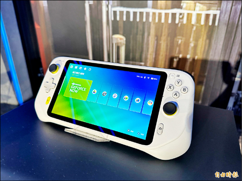 Logitech G CLOUD雲端遊戲掌機配置7吋FHD多點觸控式螢幕,強調續航力達12小時。
(記者吳佩樺攝)
