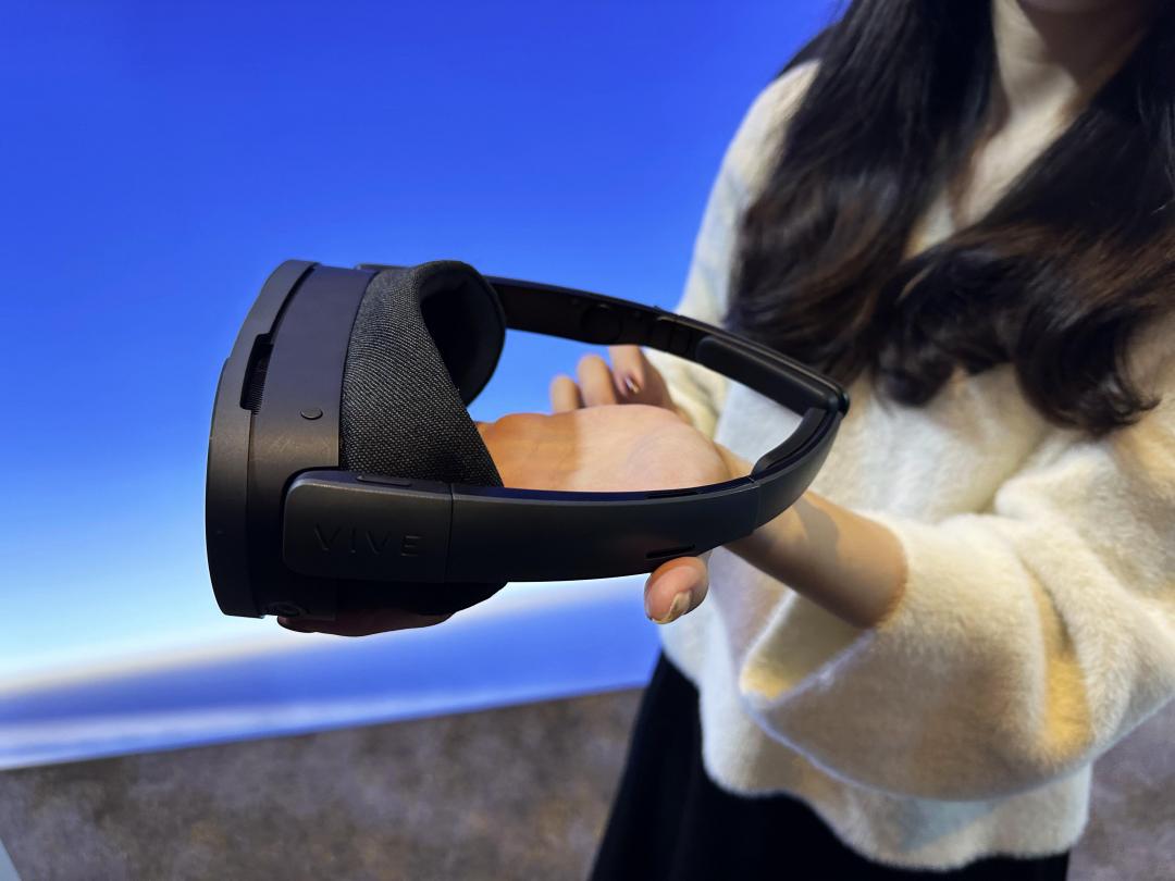 HTC VIVE XR Elite可變身輕巧的沈浸式眼鏡。(圖/記者吳佩樺攝)