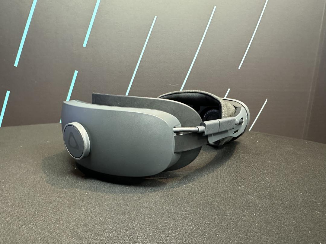 HTC VIVE XR Elite將電池置於機身後方。(圖/記者吳佩樺攝)