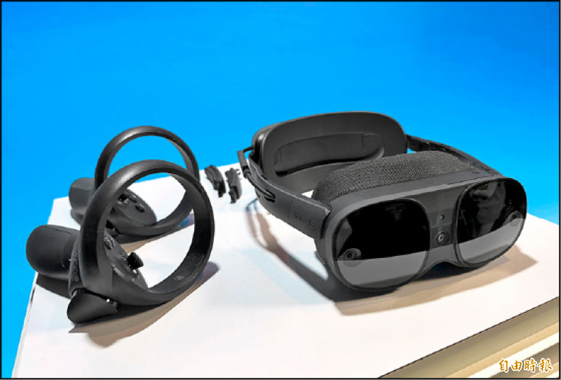 HTC VIVE XR Elite台灣售價34,900元,即日起至2月15日前預購,可免費獲得5款熱門內容,稍晚推出商用企業版。計畫後續加入臉部和眼球追蹤設備。(記者吳佩樺攝)