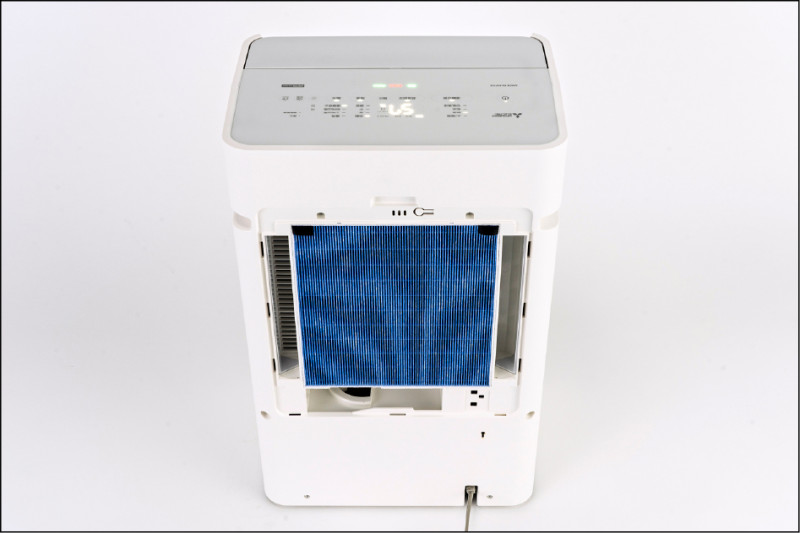 清淨除濕機搭載AI智慧偵測功能,機體也內建智慧側板。
