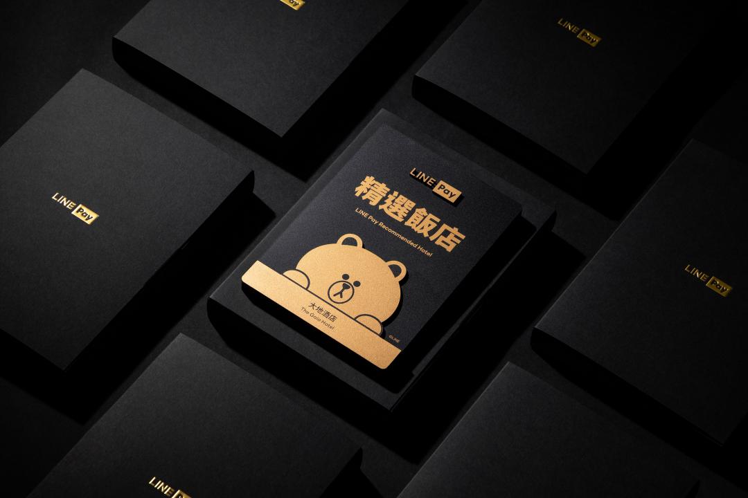 LINE Pay首度推出客製「LINE Pay精選飯店」立牌。(圖LINE Pay提供)