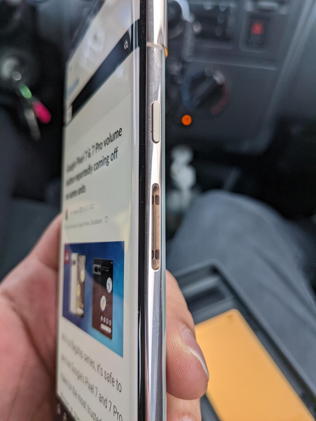有一些網友抱怨自己的Google Pixel 7 Pro音量鍵容易脫落。（圖／翻攝推特）