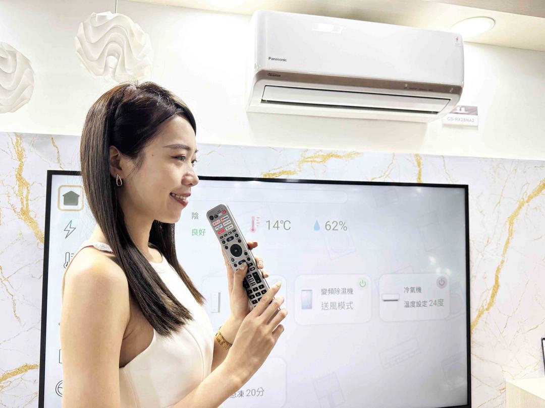 Panasonic頂級RX系列內建物聯網功能,支援手機遠端操控和智慧聲控。 (記者吳佩樺/攝)