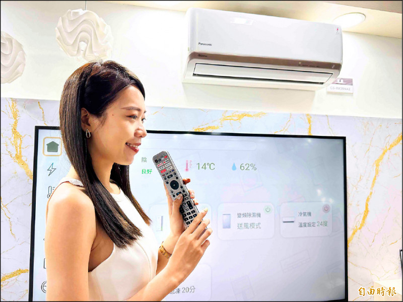 Panasonic頂級RX系列內建物聯網功能,支援手機遠端操控和智慧聲控。(記者吳佩樺攝)