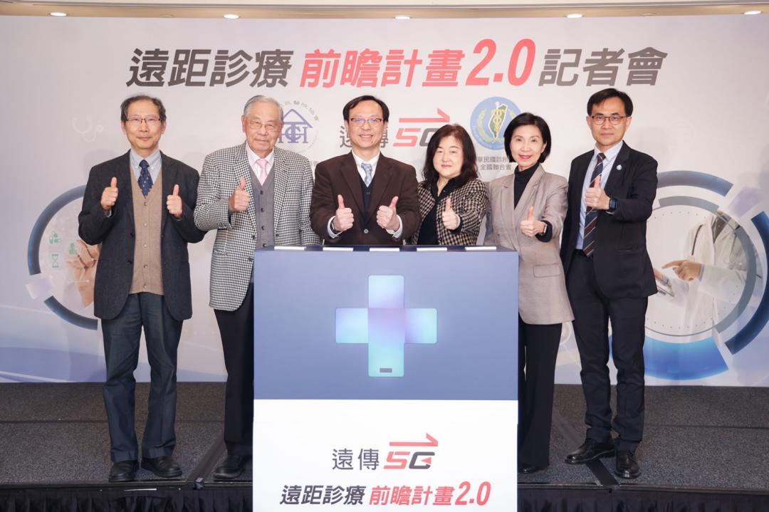 遠傳攜手台灣社區醫院協會、中華民國診所協會全國聯合會簽署合作備忘錄,啟動「5G遠距診療2.0」。圖左至右為:台灣社區醫院協會理事長 朱益宏、國策顧問兼任台灣社區醫院協會常務理事 康義勝、衛生福利部中央健康保險署署長 石崇良、衛生福利部醫事司簡任技正 李中月、遠傳電信總經理井琪、中華民國診所協會全國聯合會理事長陳宏麟。(圖/遠傳提供)
